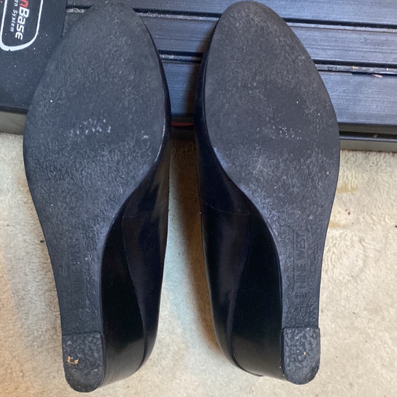 Nine West 2.5 inch wedge pump - Picture 3 of 3